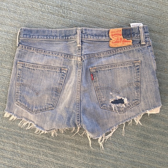 Levi’s distressed shorts size 31 - Picture 2 of 3
